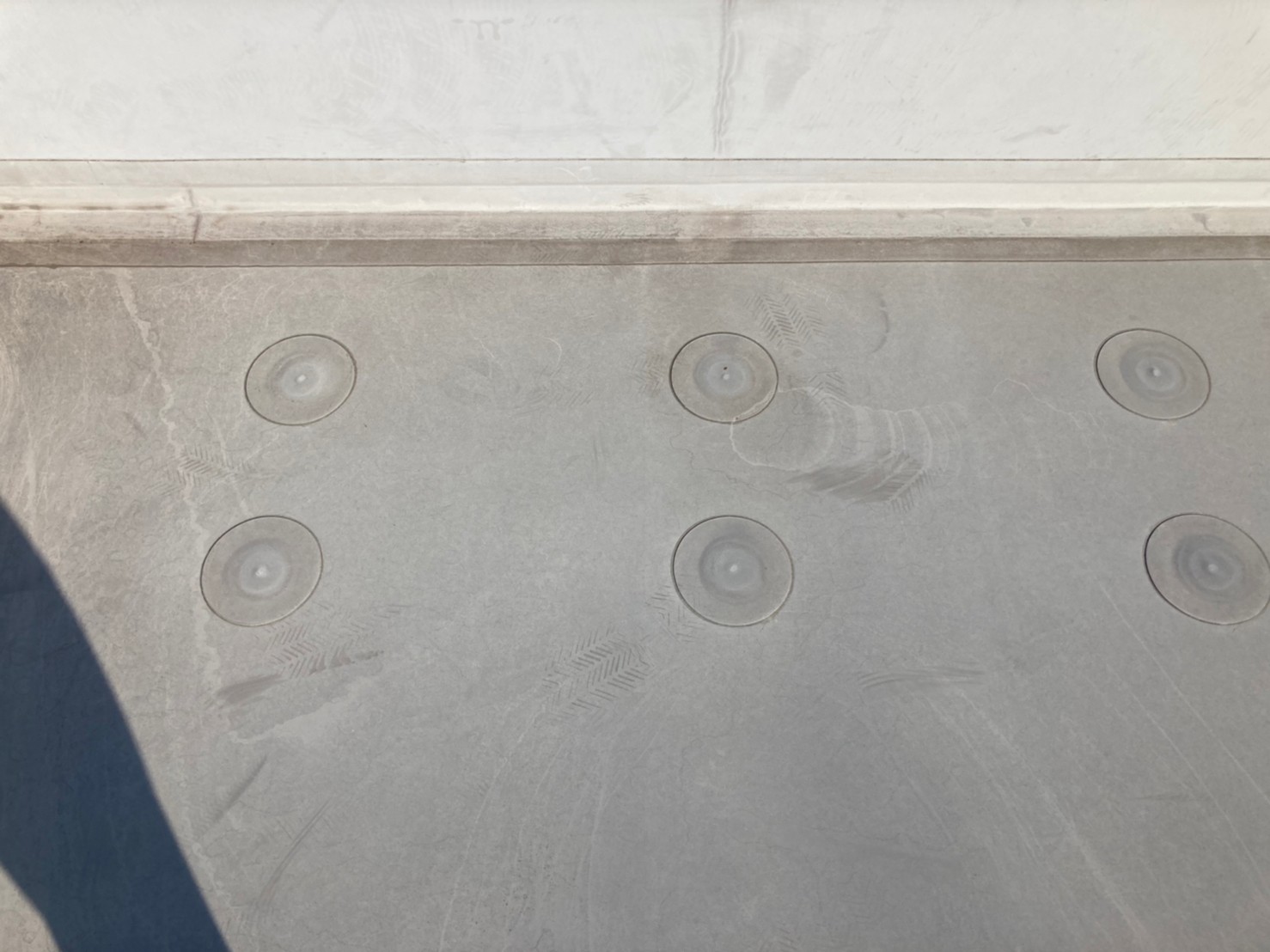 円盤のようなものがついており、接着されていました