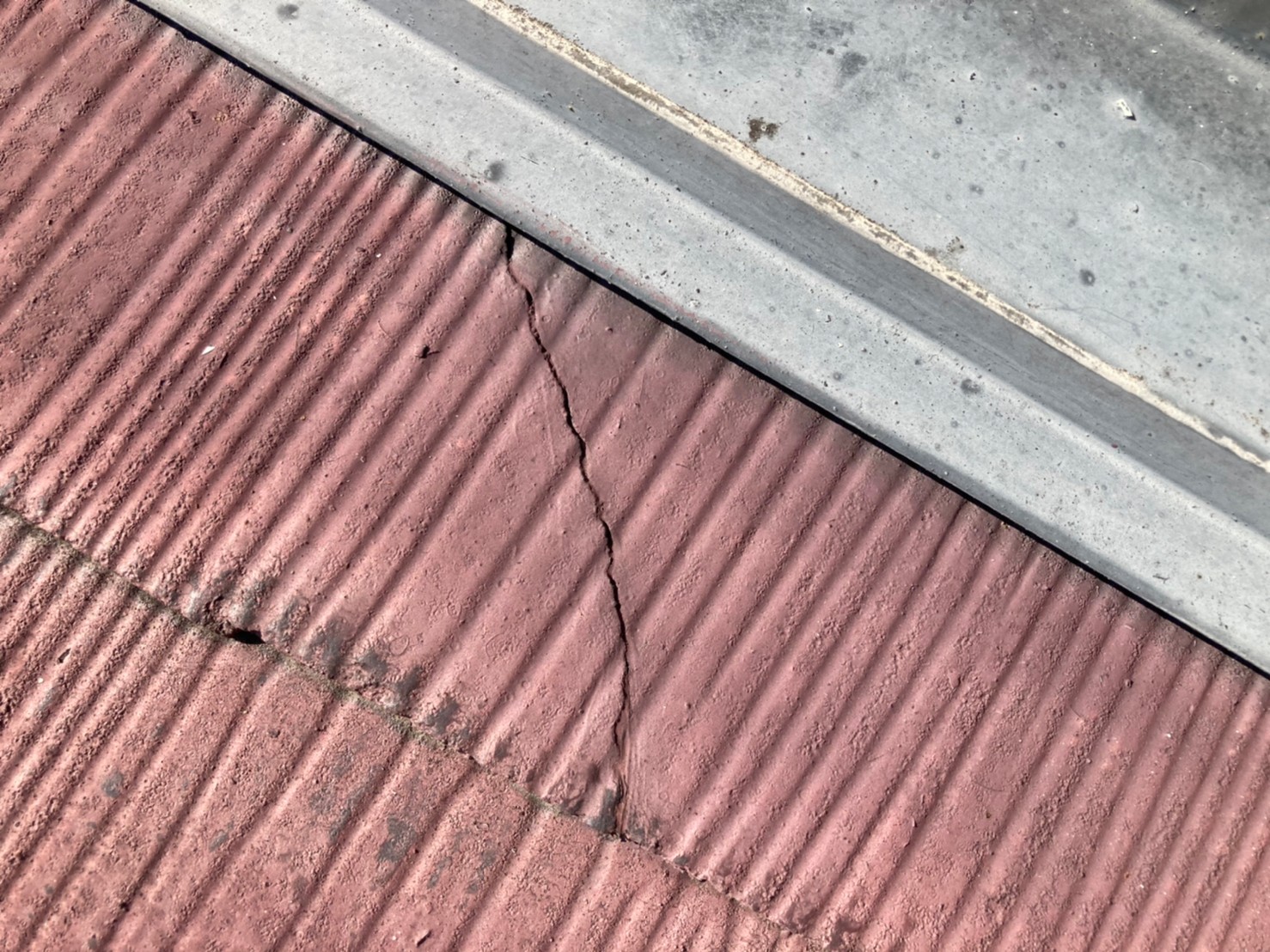 メンテナンスする際は、割れも簡易的に補修をしましょう