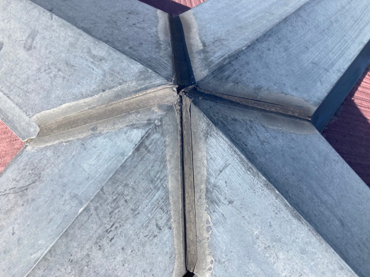 棟板金のつなぎ目には必ずシーリングが