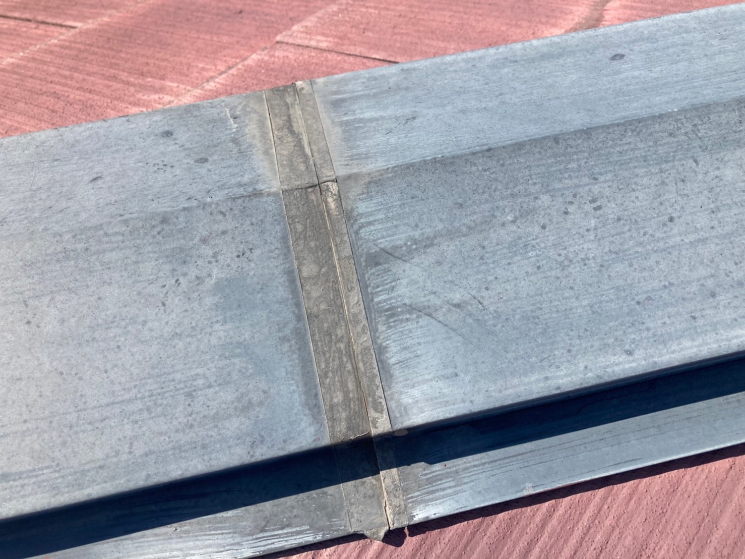 この下には防水シートがあるのですぐには雨漏りの心配なし