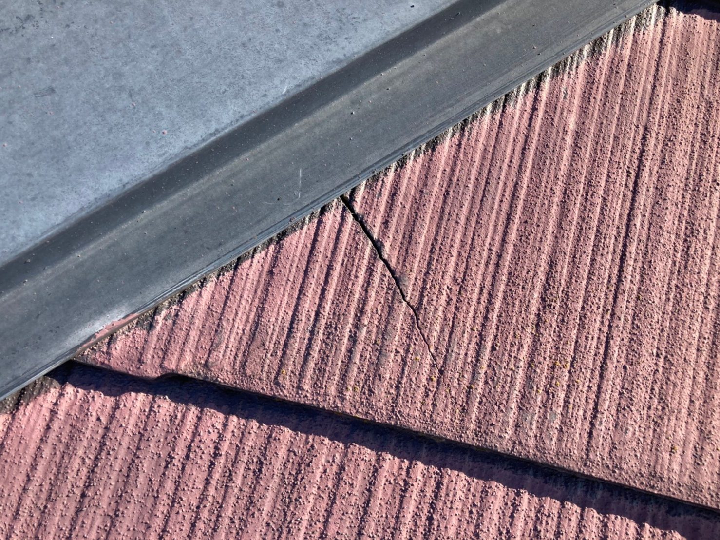 ひび割れも発生中