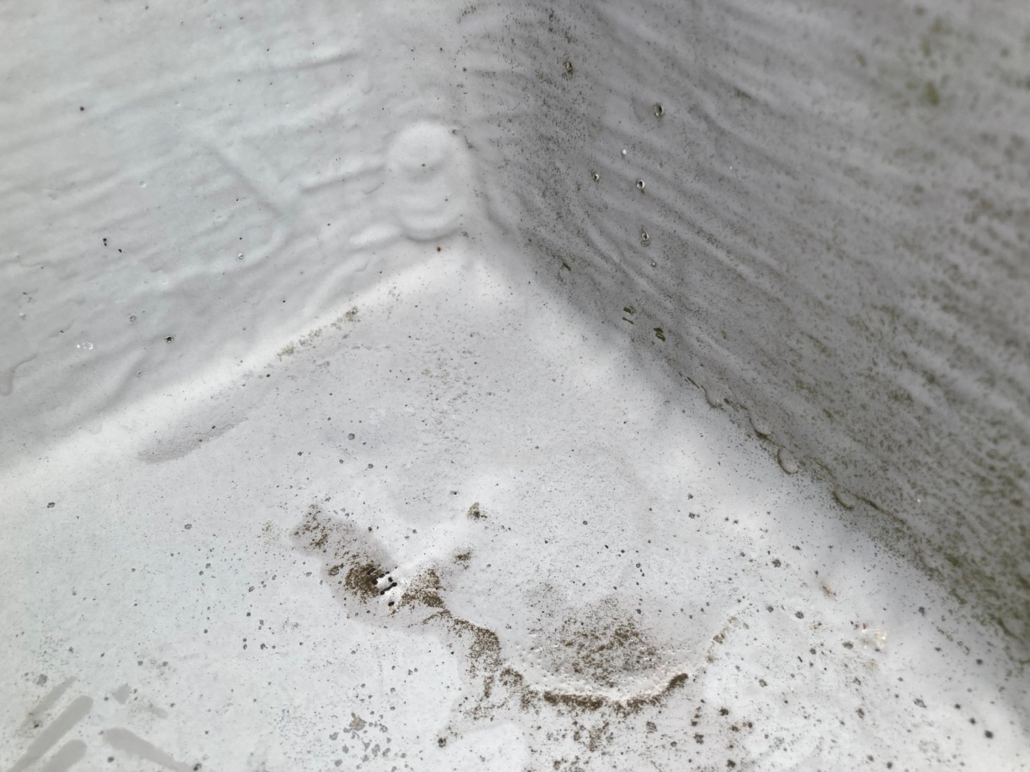 角の部分はどうしても浮きや膨れの原因になります