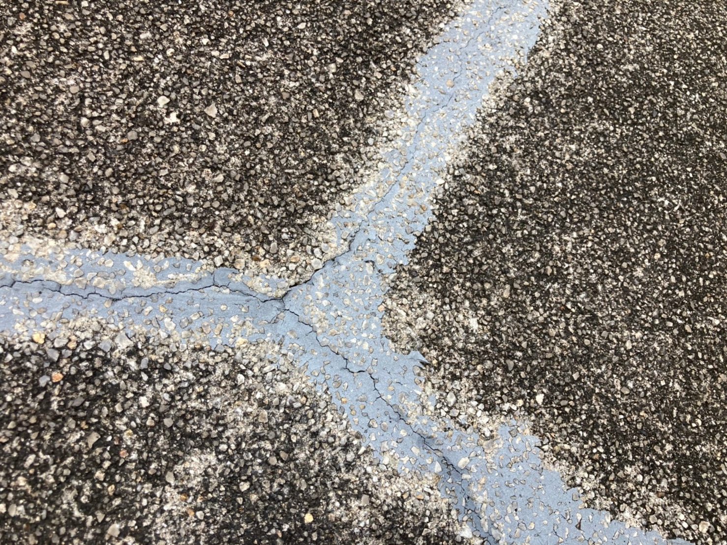 クラックを見てみると、しっかりひびが入っていますね