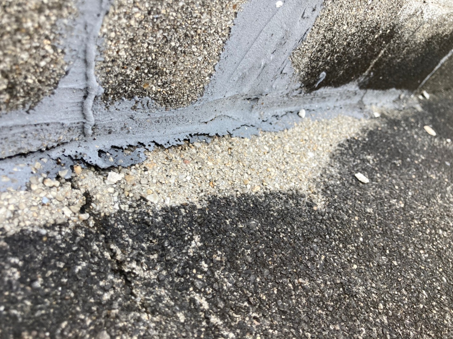 以前の方はシーリングで補修されているのみですね