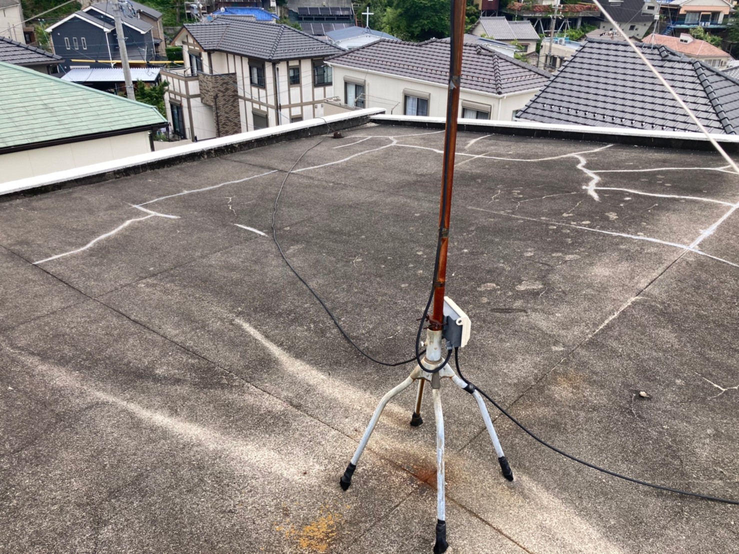 全体的にひび割れが進行しているのがわかりますね