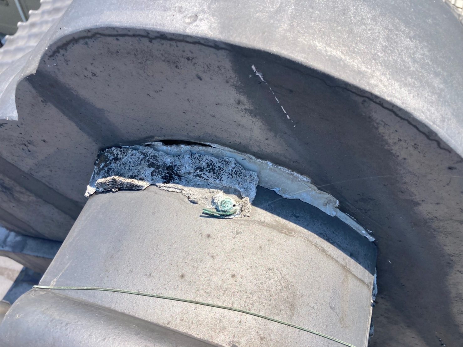 鬼巻き漆喰は剥離が進行しています