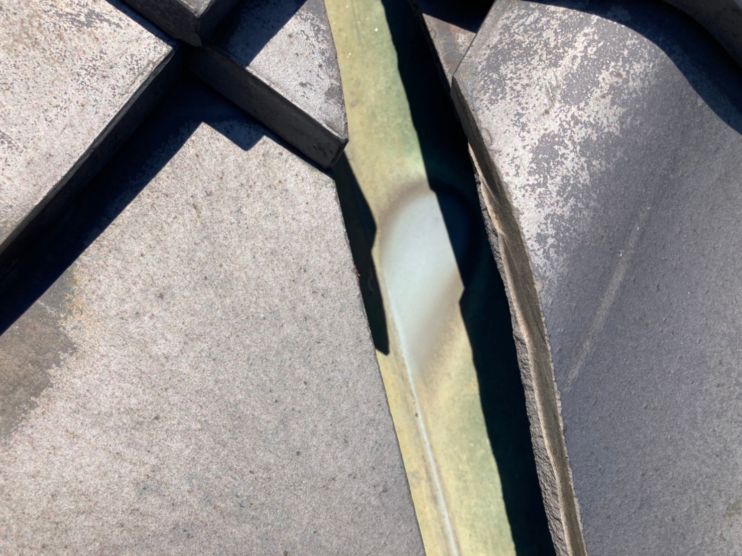 劣化が進行していくと穴があき雨漏りになります