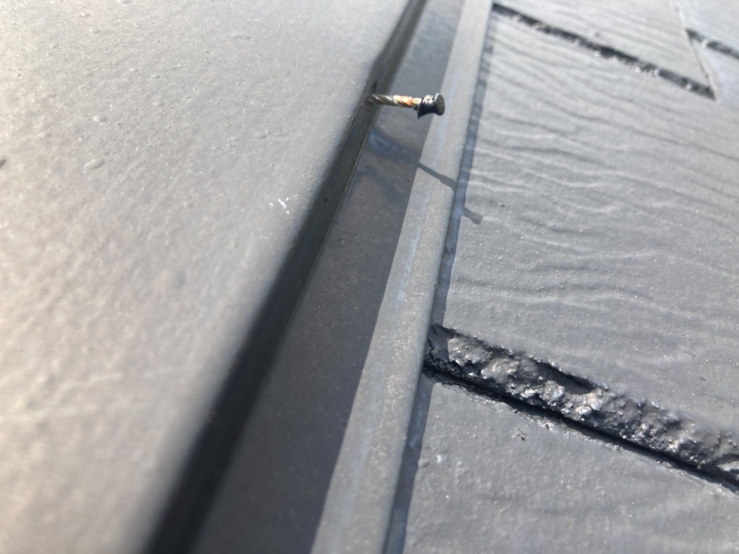 棟板金の釘浮き