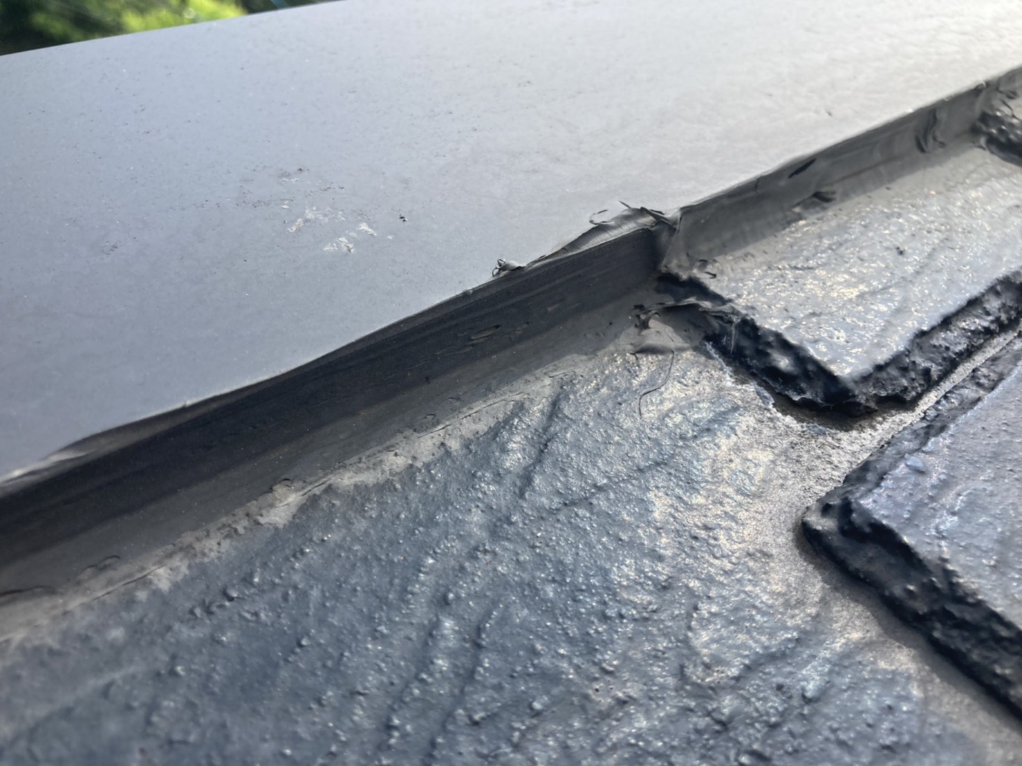 ケラバ板金にコーキングが打ってある状況