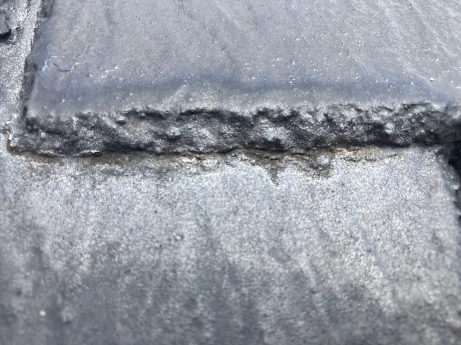 塗装してしまうとひび割れが起きやすい