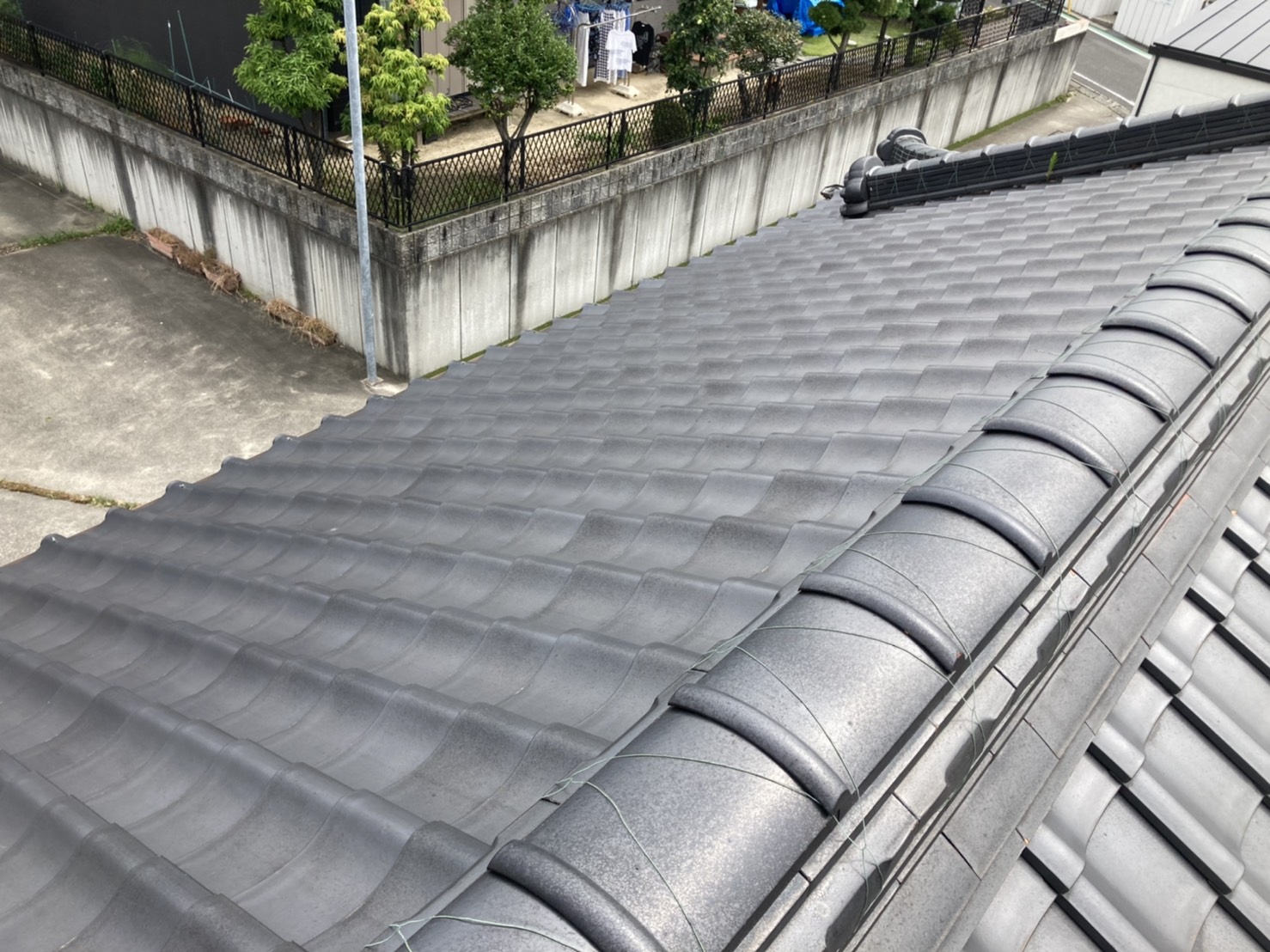 屋根点検の際は大きな梯子を持参します