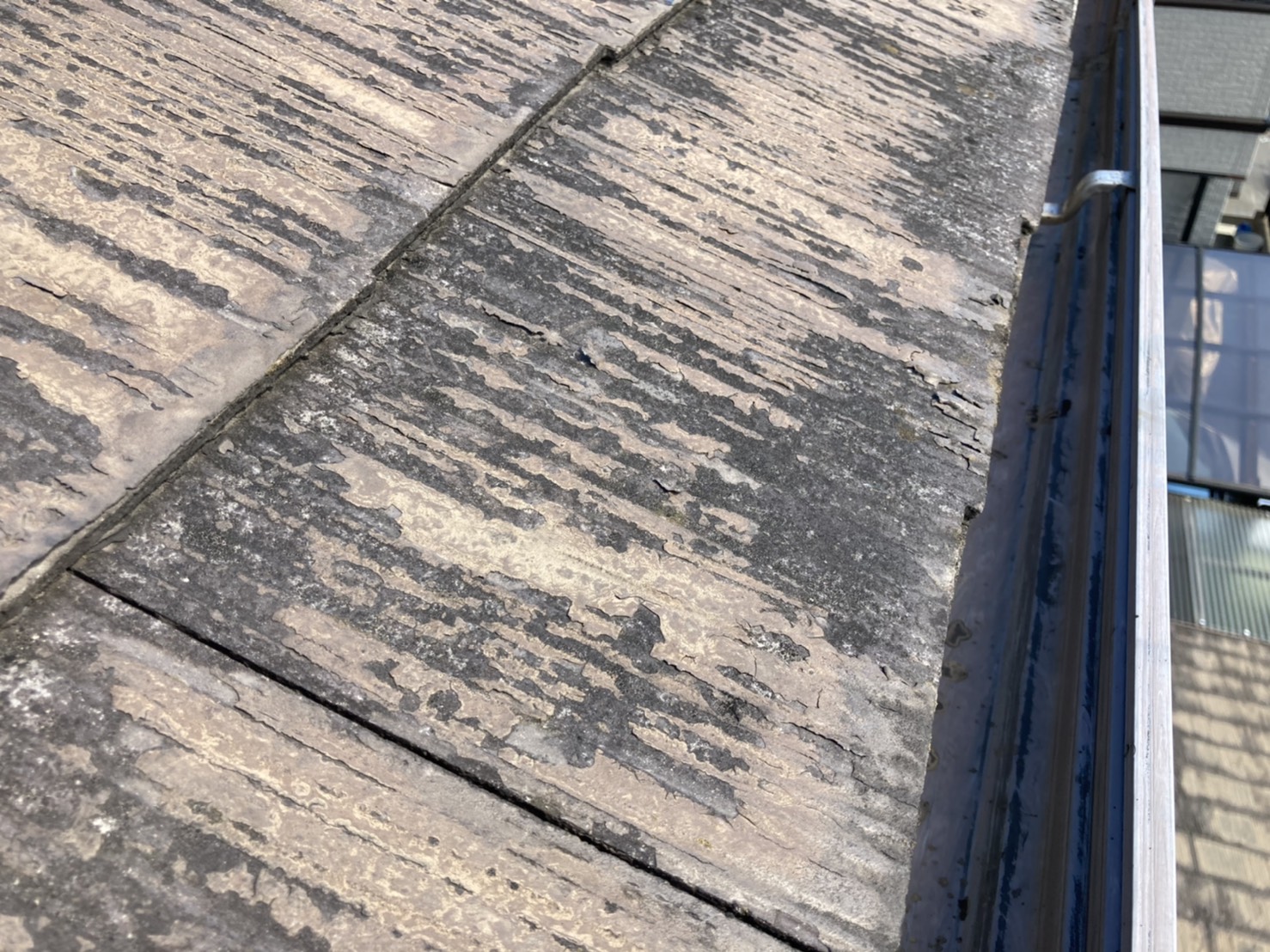 塗膜の表面が剥離してしまっています。