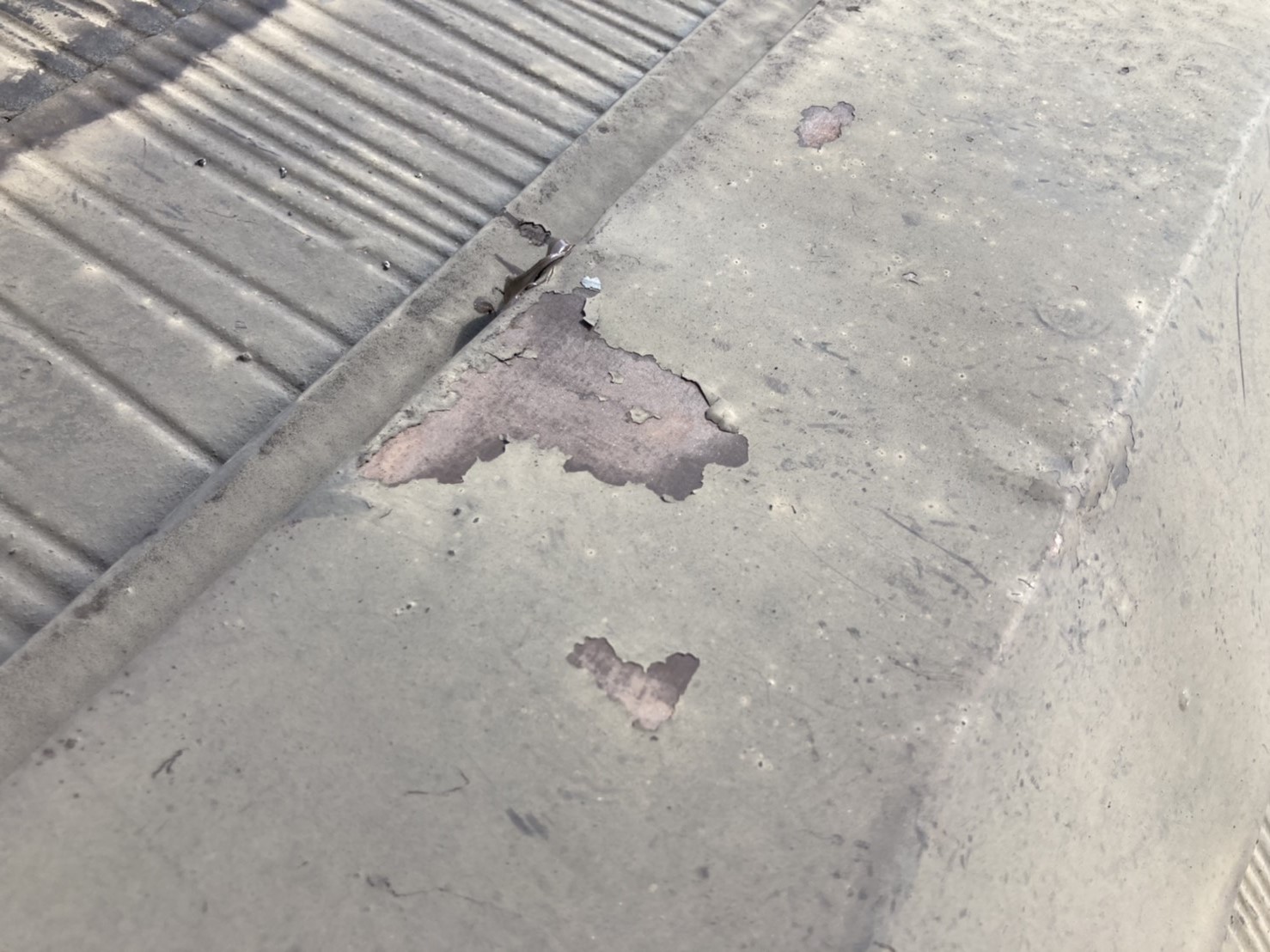 棟板金も塗料が剥離してしまっています