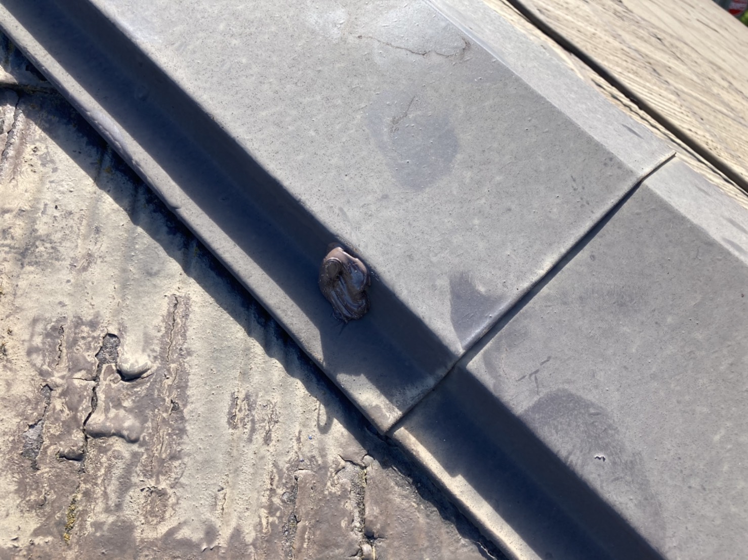 棟板金はすでに簡易補修がされていました