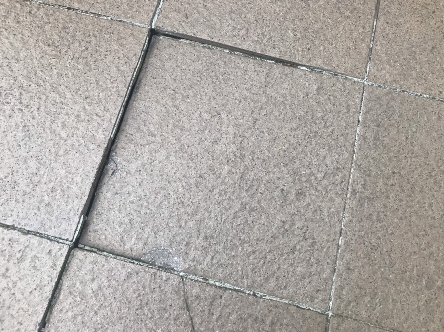 玄関ポーチタイル張替