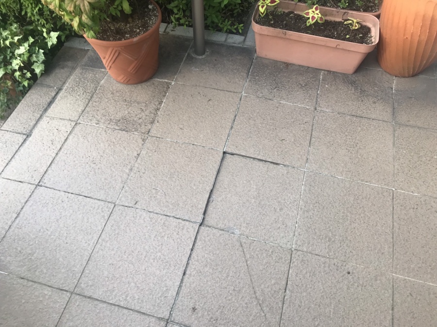 玄関ポーチタイル張替