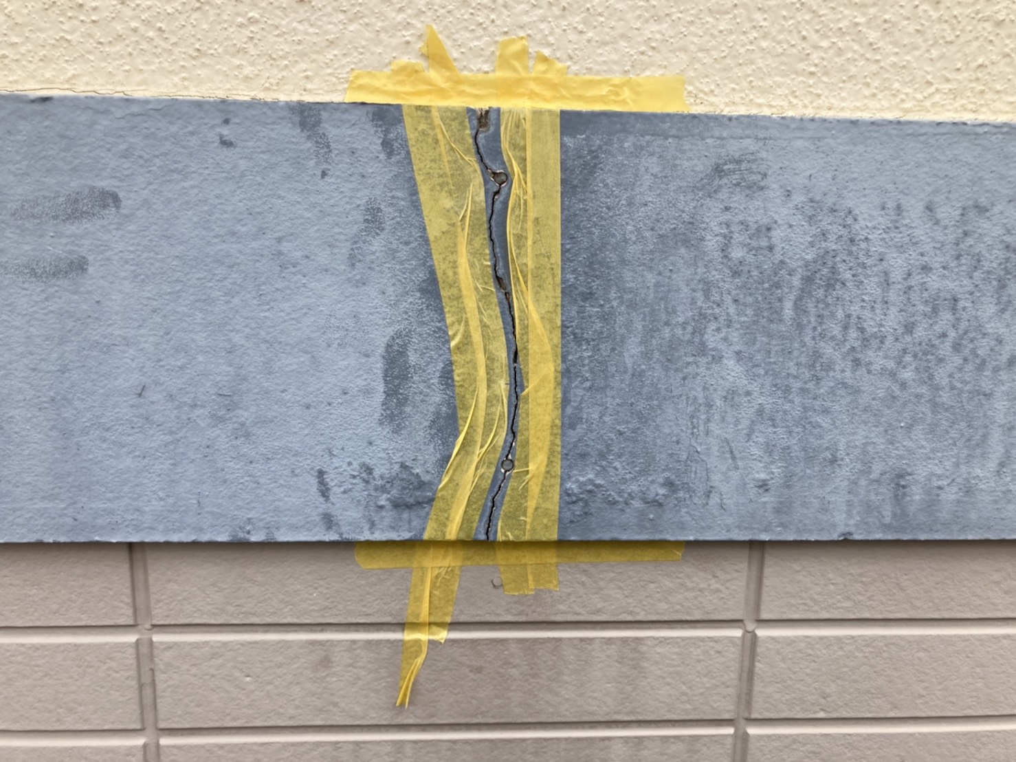 養生テープで余分なところにつかないように対策します