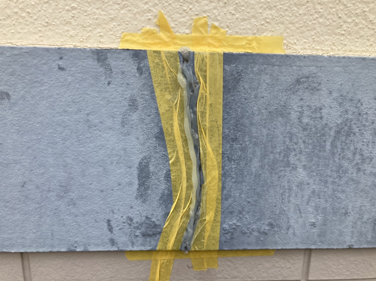 シーリングを充填していきます