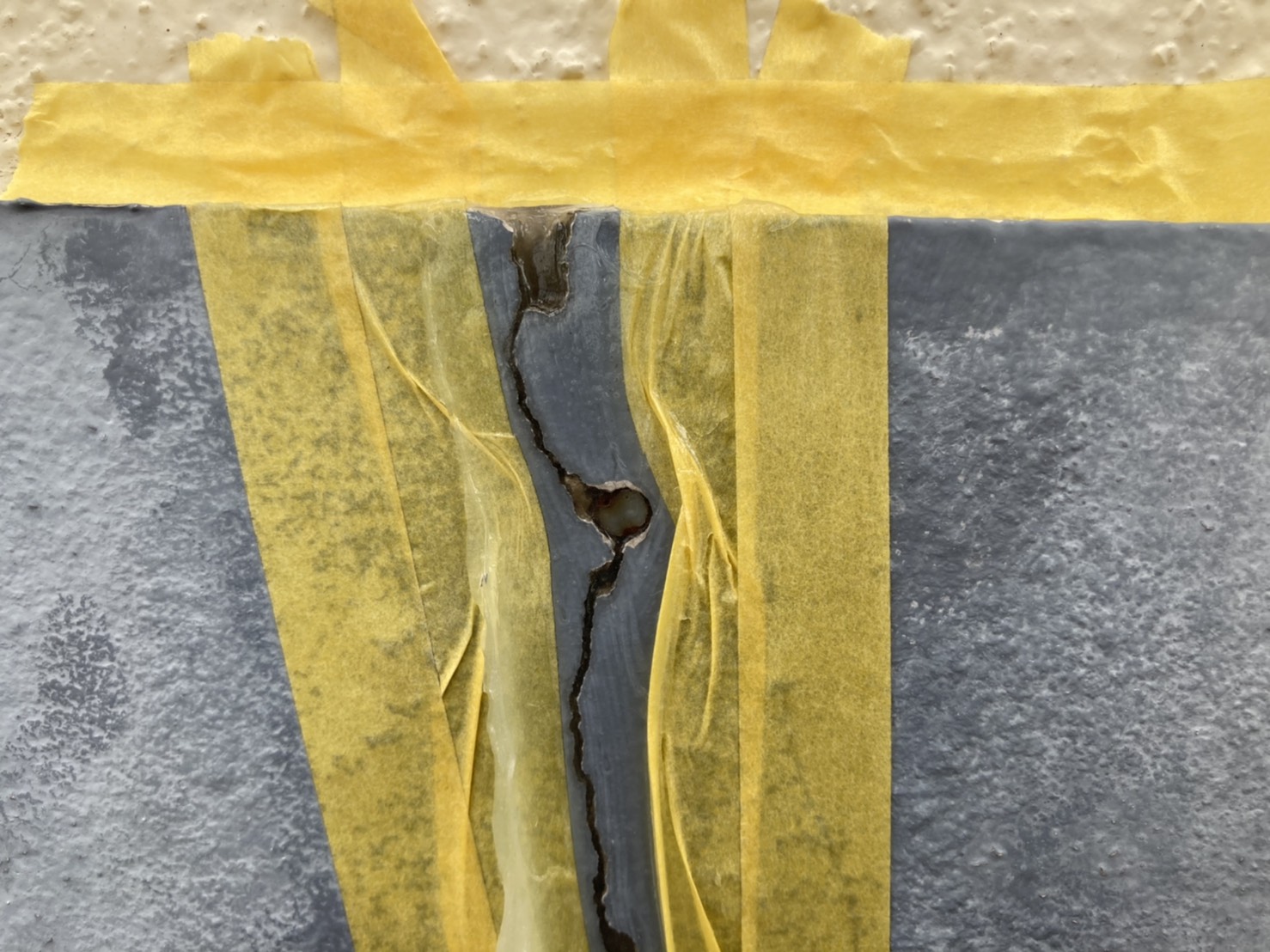 指や小手を使い塗り広げていきます