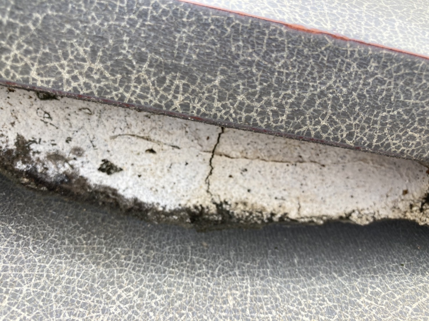 ひび割れも起きており、早めの補修が必要