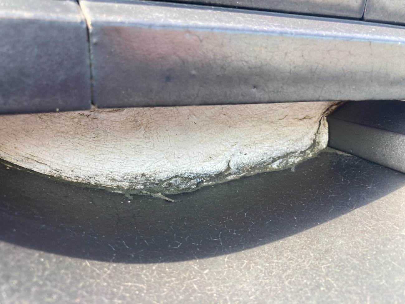 ひび割れが発生すると、剥離につながる恐れがあります。