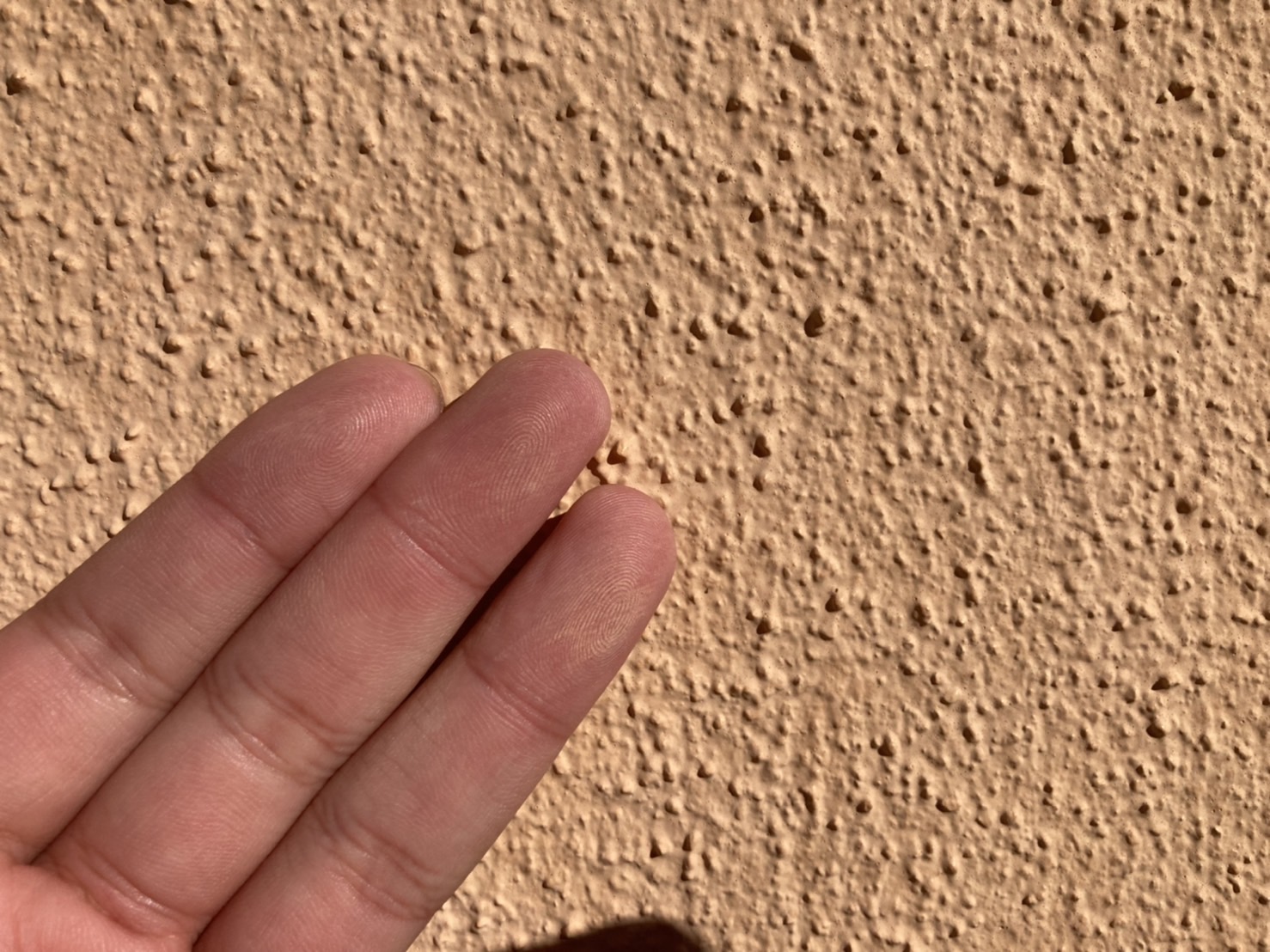 外壁を触ると手に粉が付くことがチョーキング現象と言います