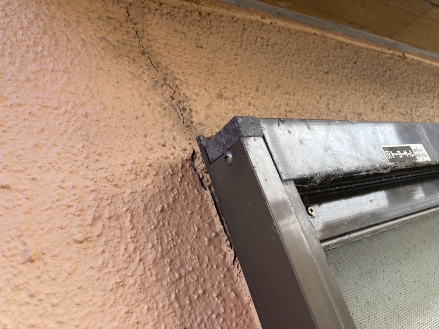 モルタルの外壁はクラックが発生しやすいです