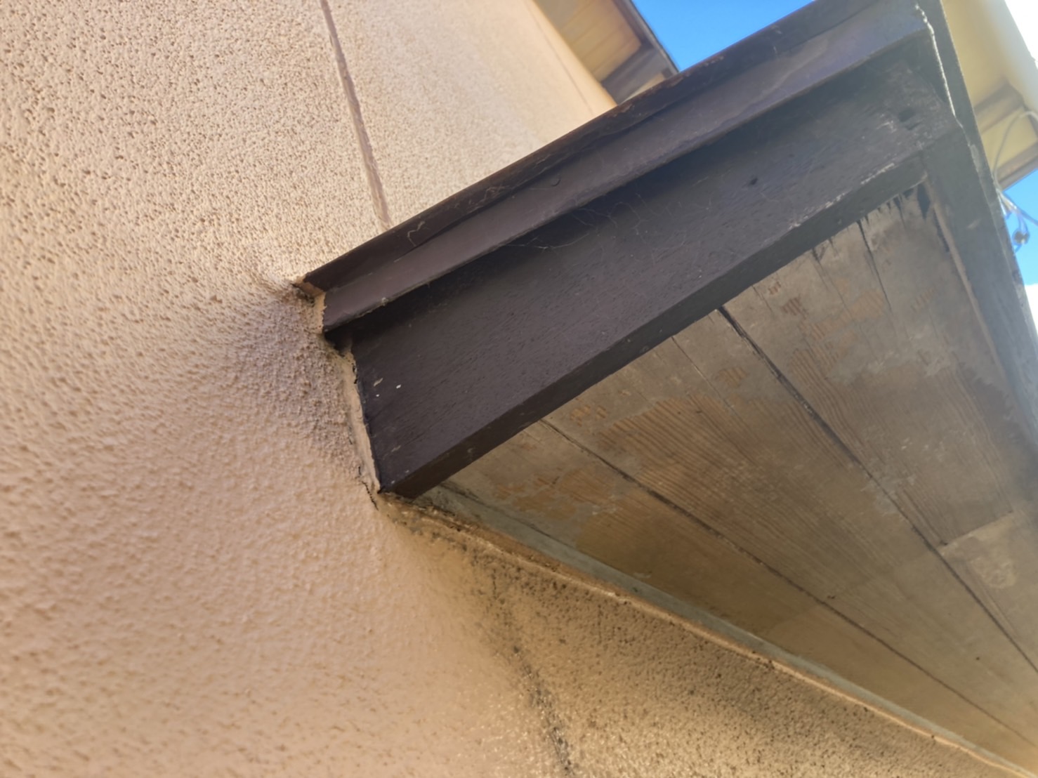 庇周りの隙間も注意が必要です