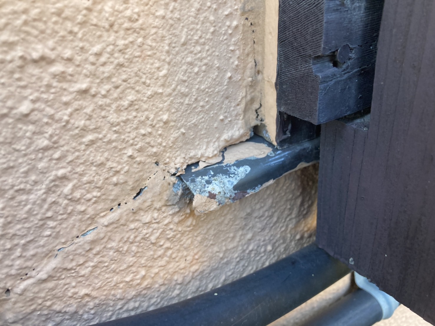 サッシ周りのひび割れも注意が必要