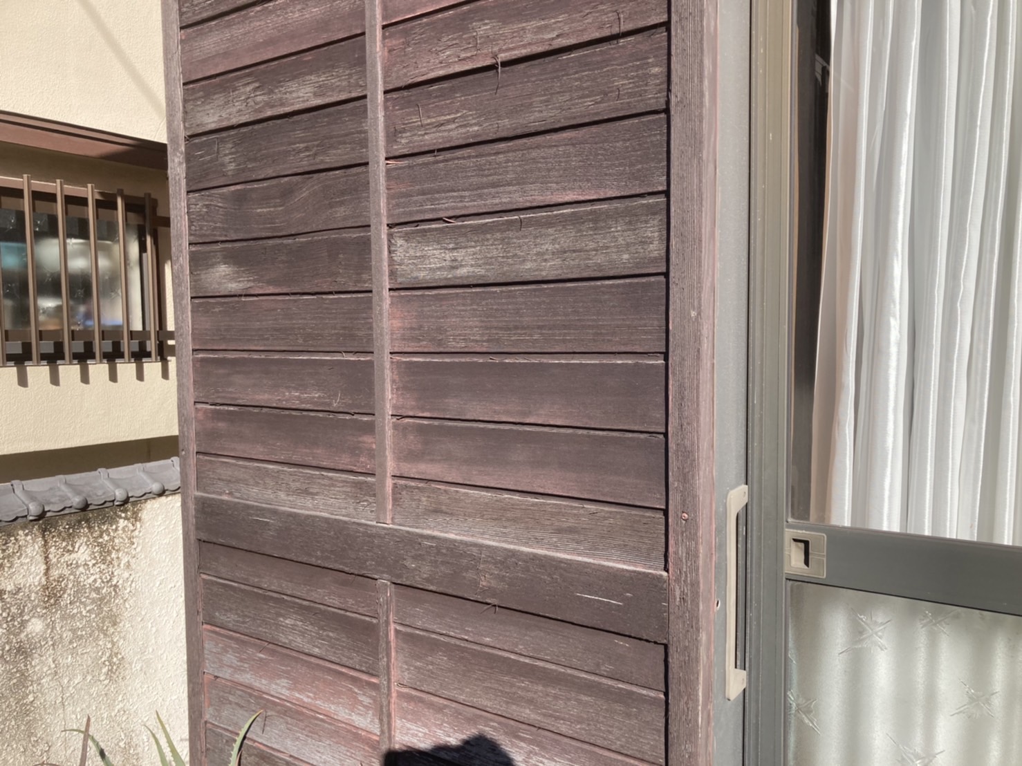 昔ながらの雨戸は破損の危険性あり