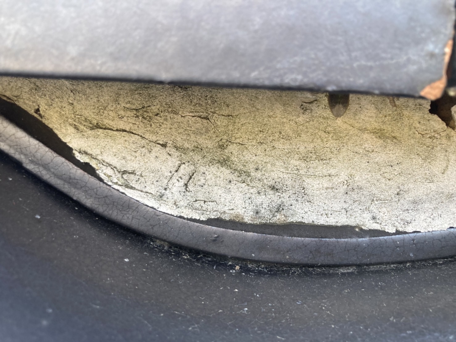 漆喰は経年劣化が進行するとひび割れや剥離が発生します