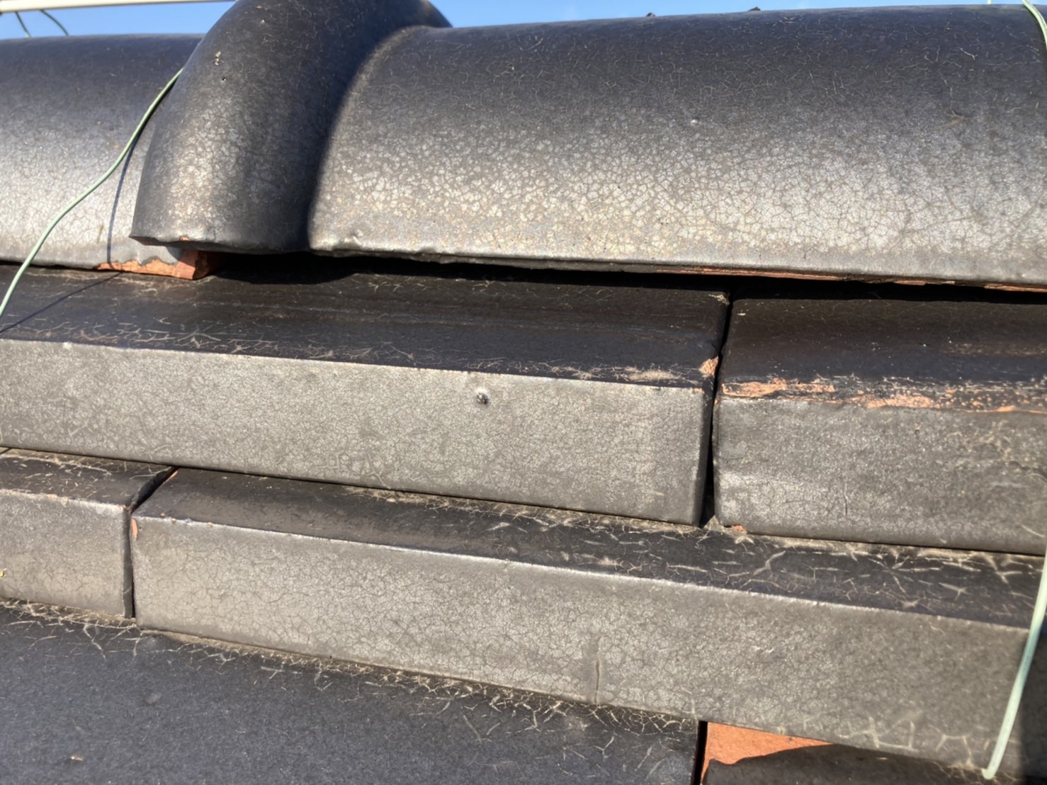 積んであるのし瓦の隙間がかなり広いです