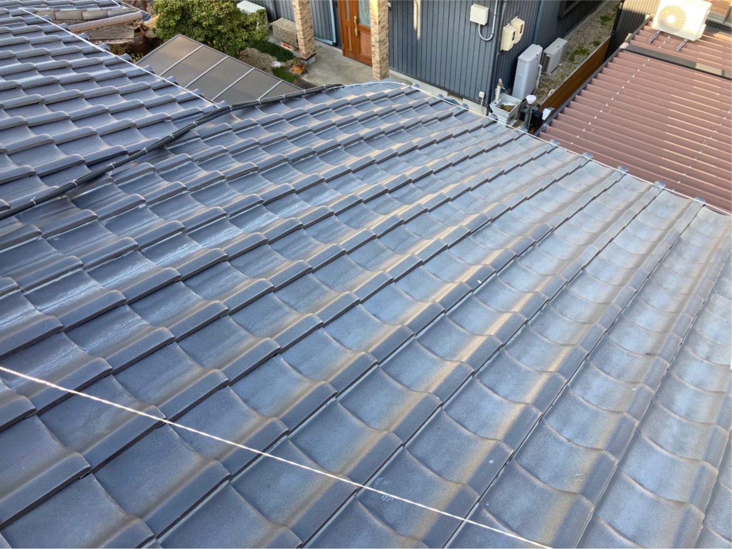 瓦は急に割れてしまったりするので注意が必要です