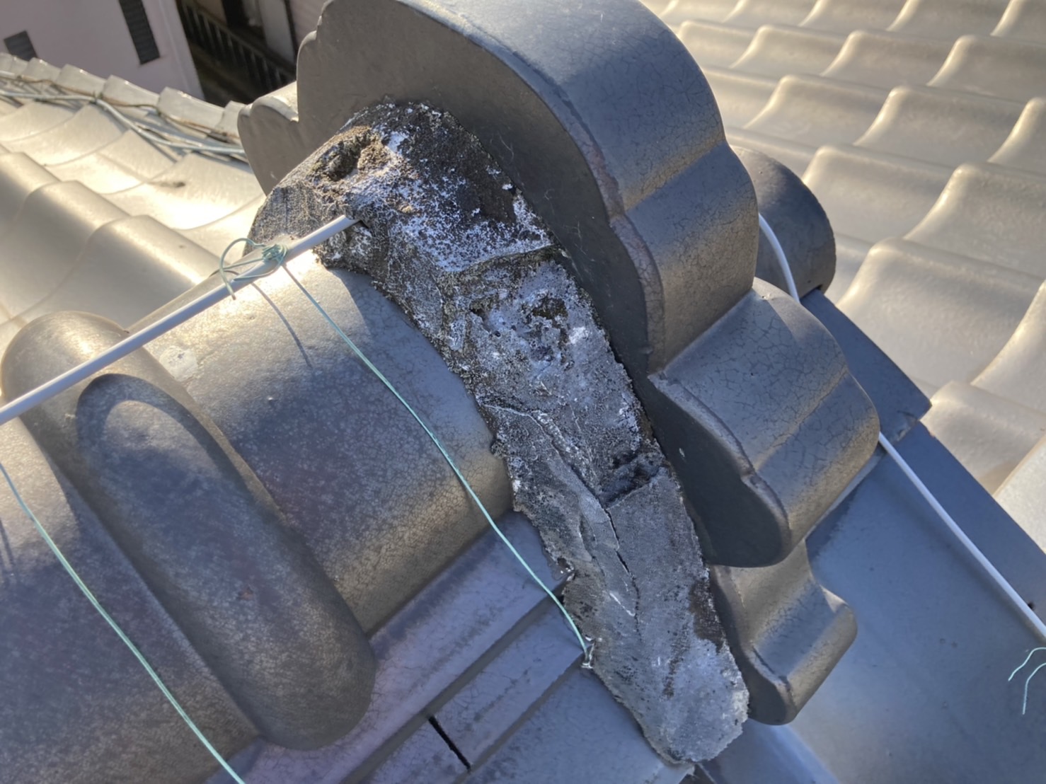 鬼巻き周りの漆喰はがちがちに固められています