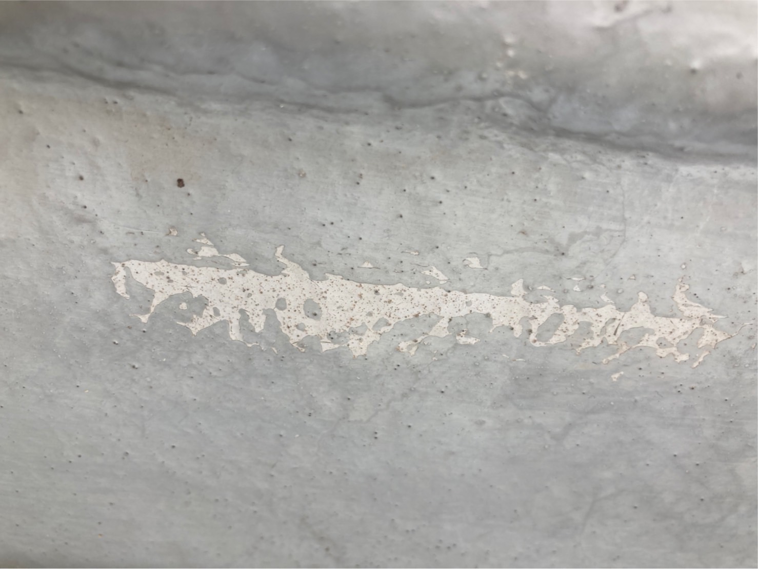 表面に施工されているトップコートが剥離しています