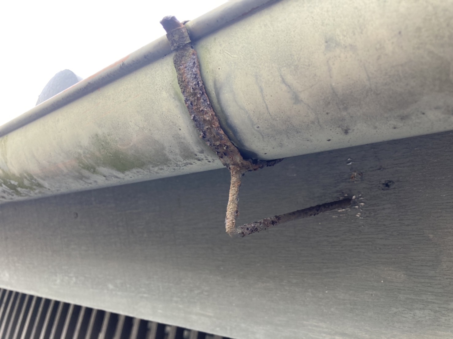 雨樋の金具がサビでひどい状態に