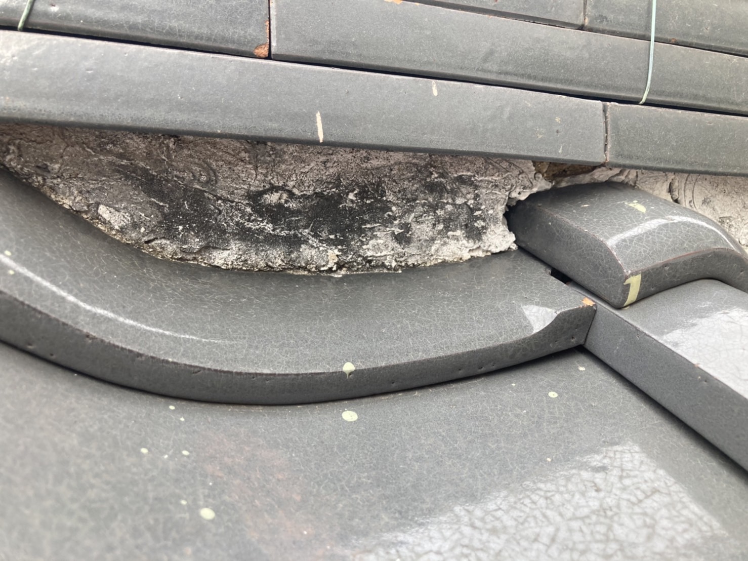 劣化している漆喰は褪色と汚れの付着