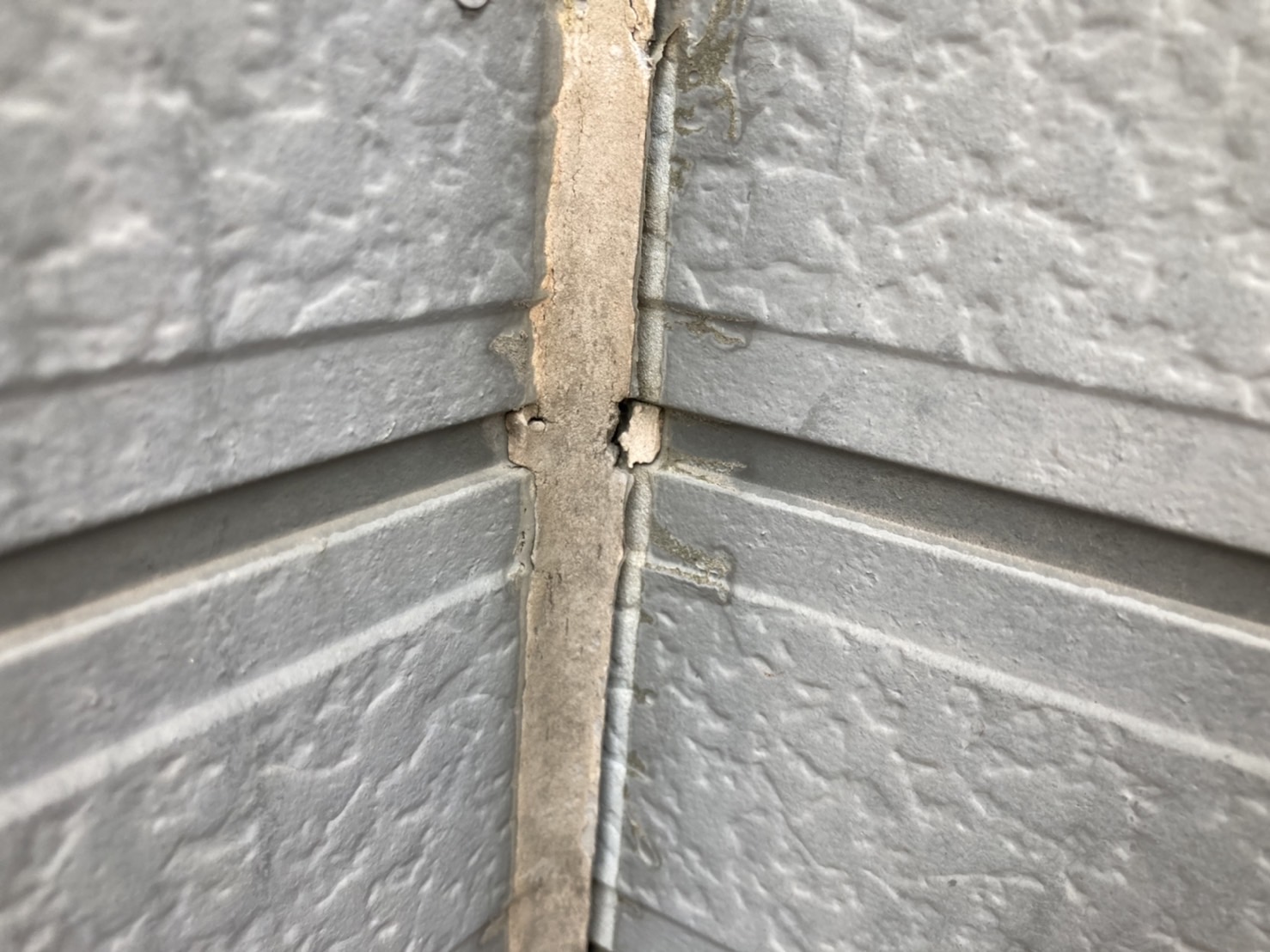 入隅部分も剥離が進行中