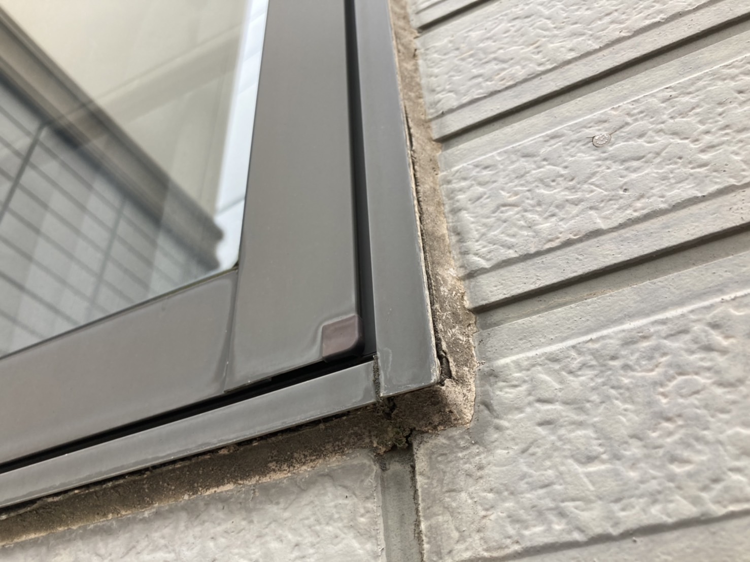 サッシ周りは剥離すると雨漏りの原因にも