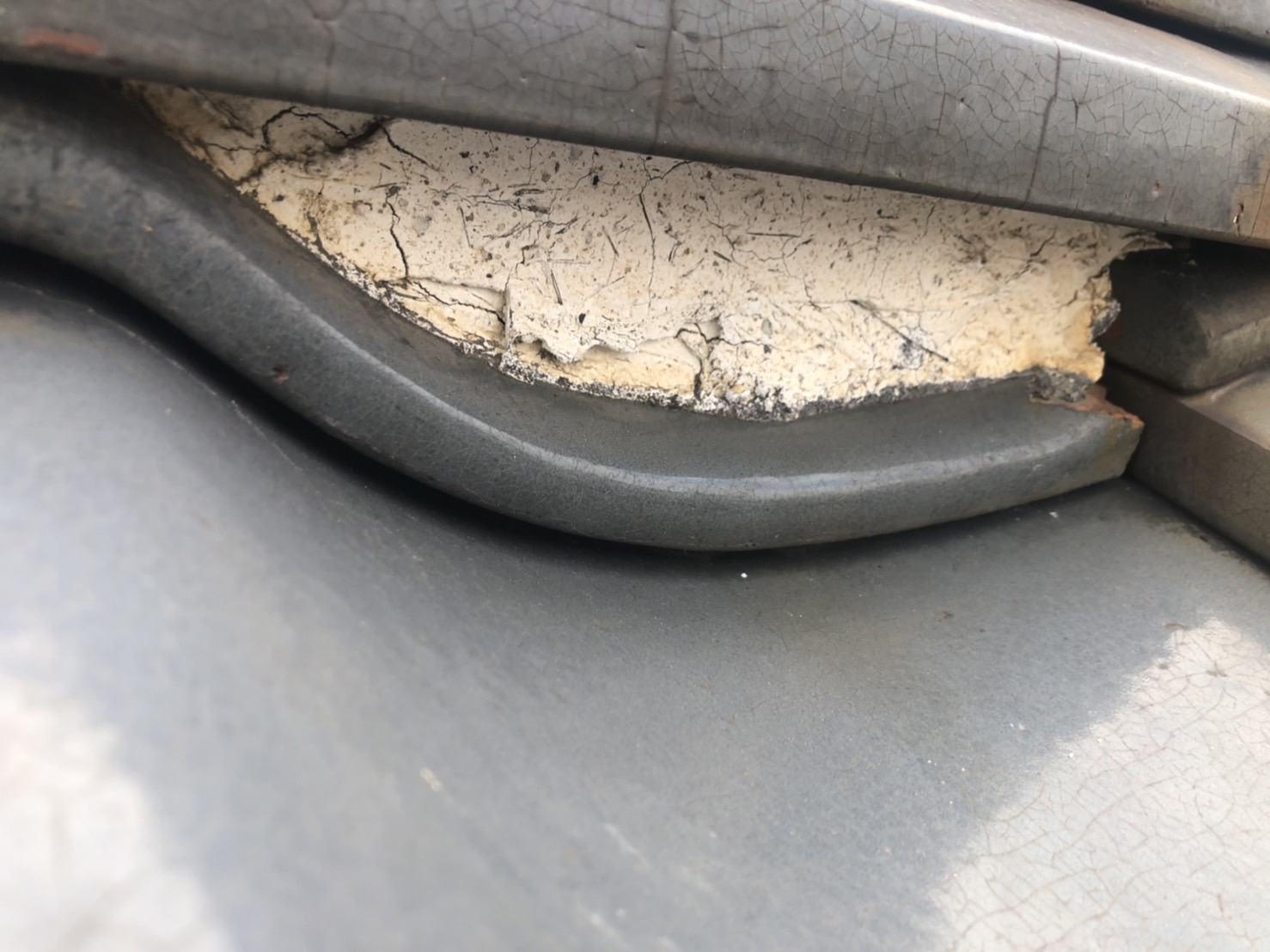 棟下の漆喰は剥離が進行中