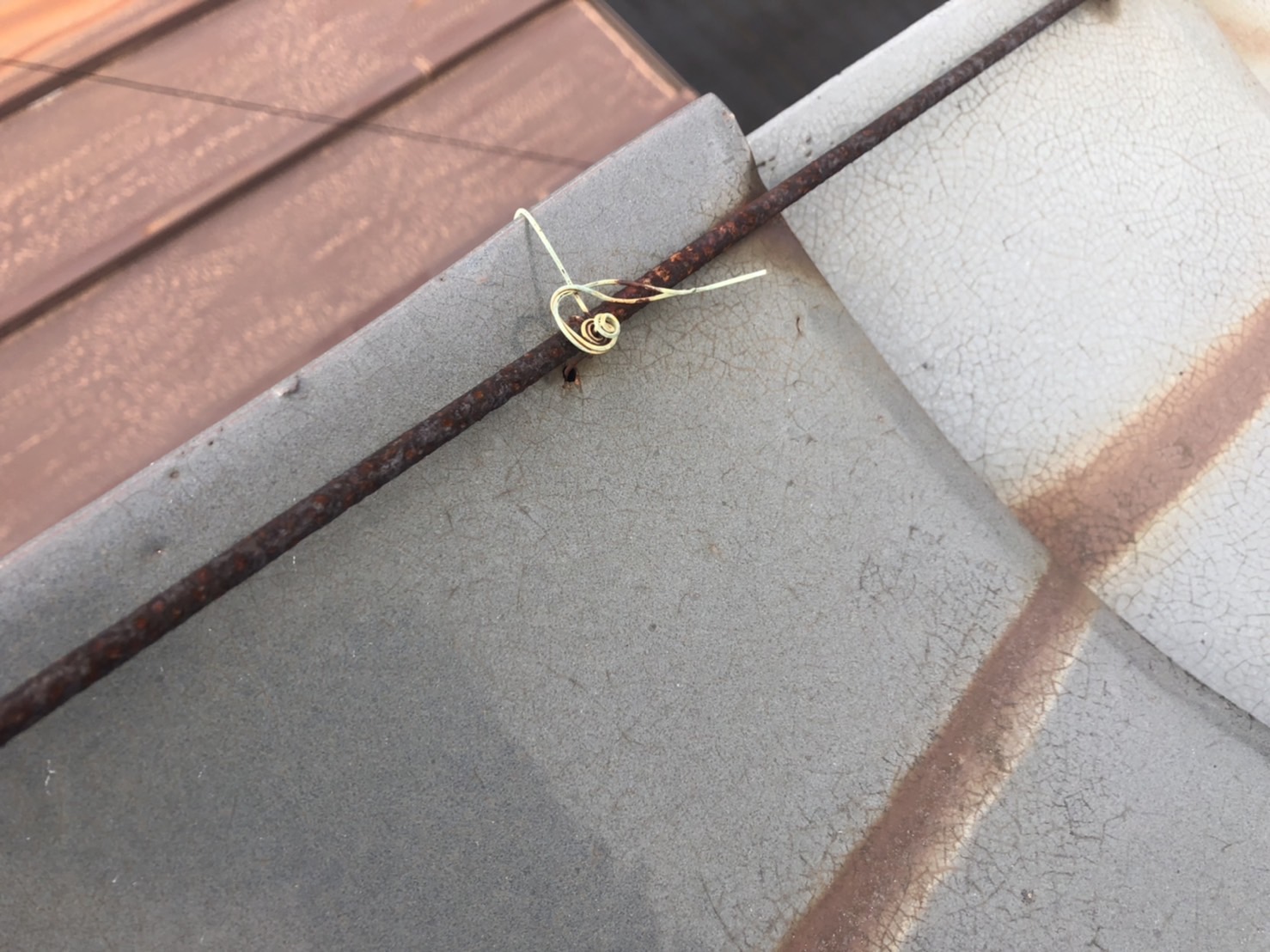 軒先やケラバについている番線はサビが広がっている