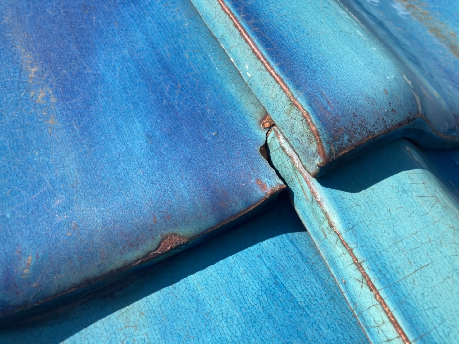 このような小さな隙間からは雨漏りになりません