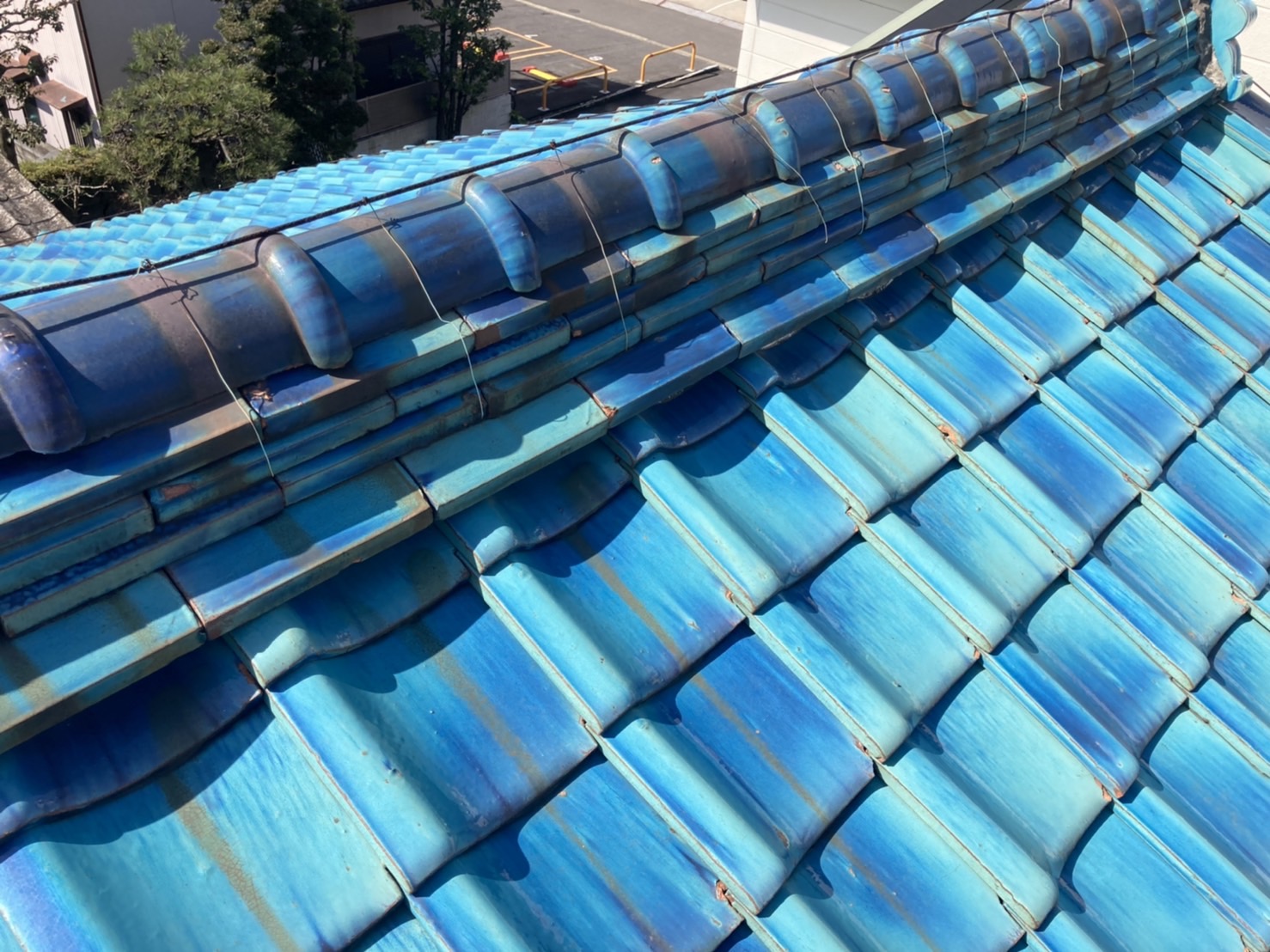 棟が歪み始めています。雨漏りはここから