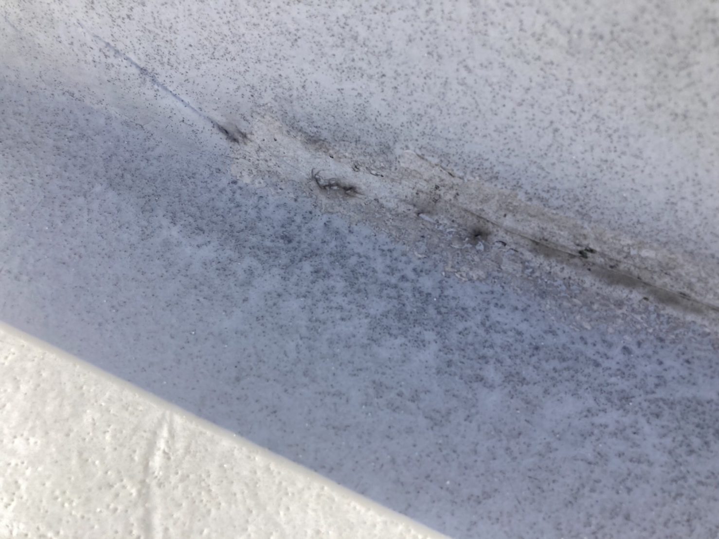 このひび割れが進行してくると、雨漏りの原因になります