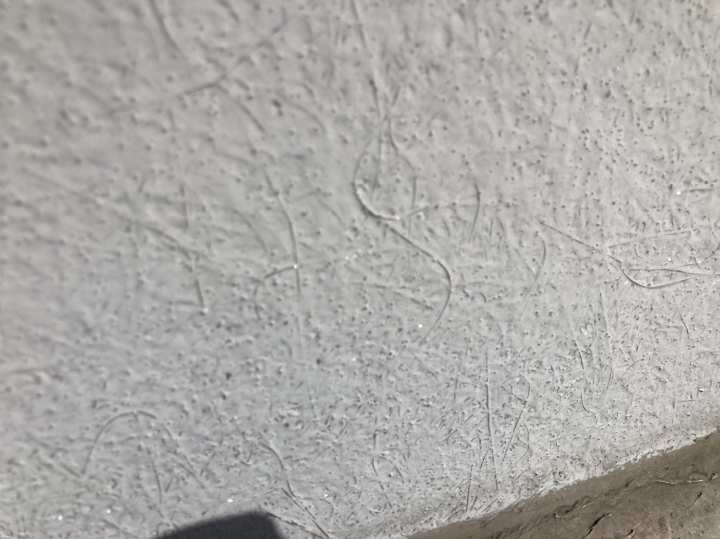 劣化してくるとひび割れが発生します