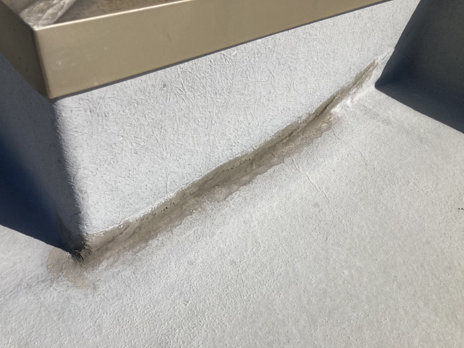 立ち上がり部には、すでに補修工事がされていました。