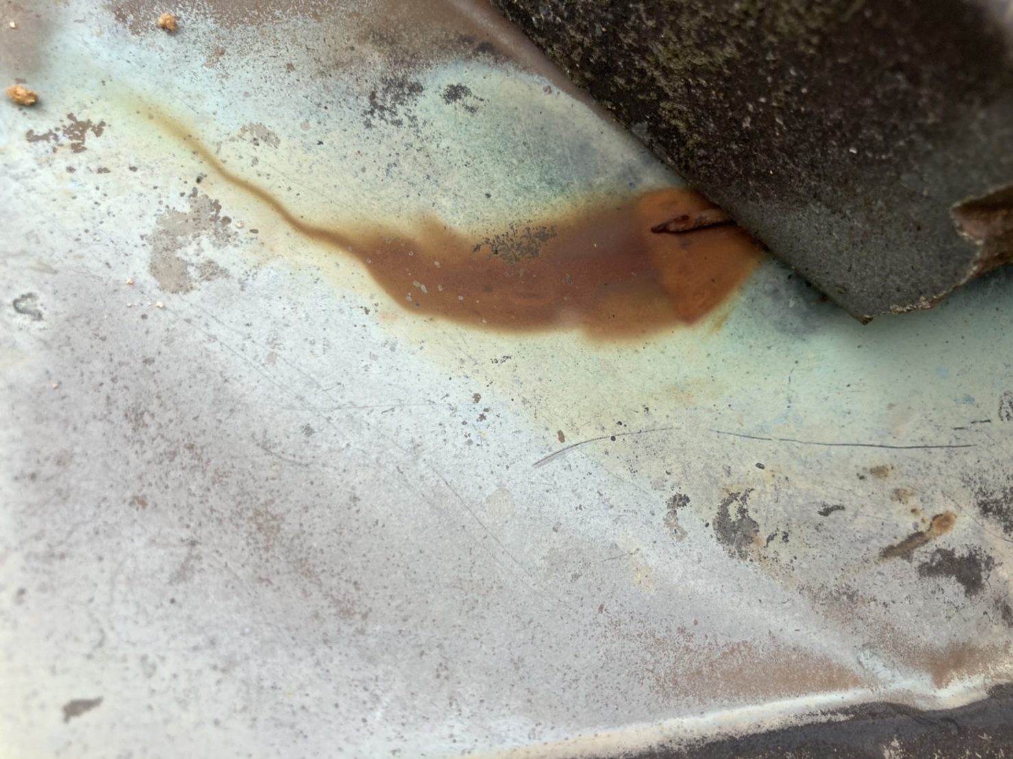 こういった小さなサビから穴が発生してしまいます
