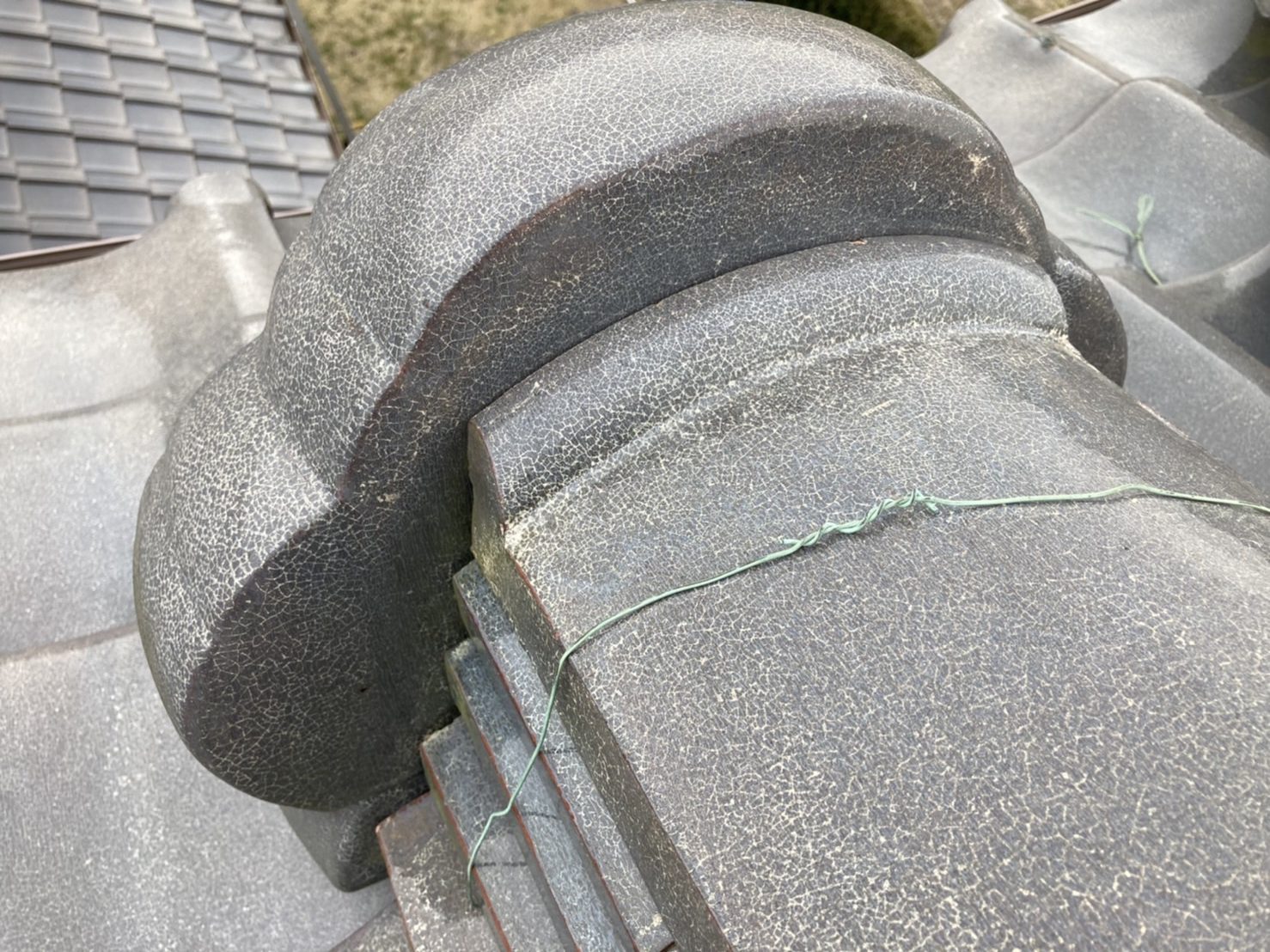 もちろんこの隙間から雨が入ってくるので、早めの補修を行いましょう