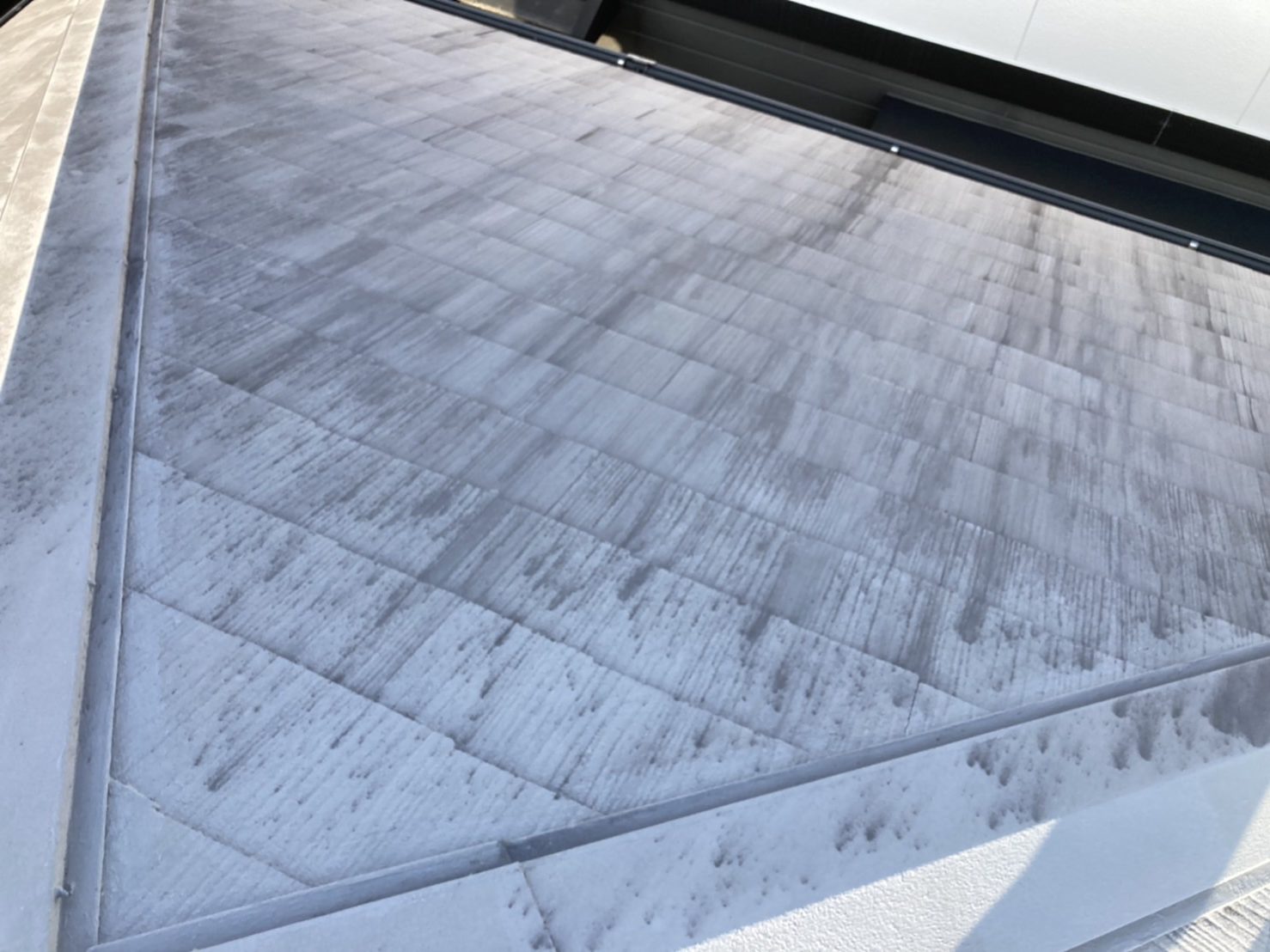 褪色や汚れは屋根材自体にも悪影響です