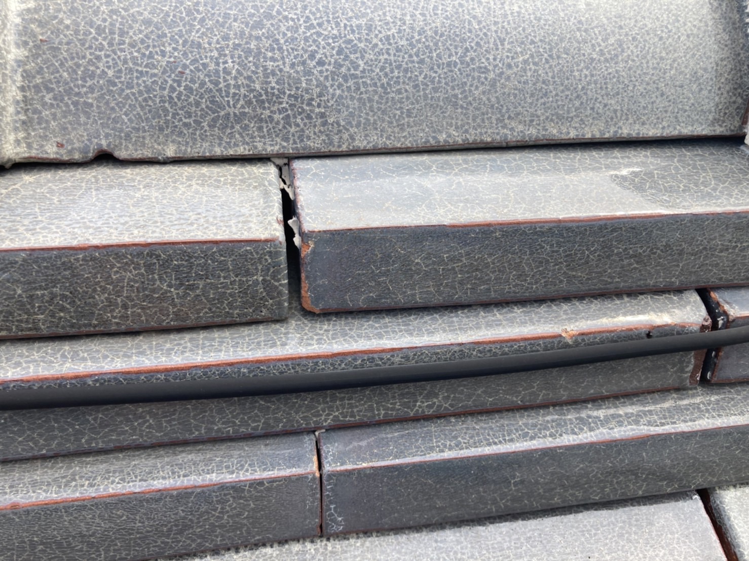 棟はのし瓦という瓦を交互に積んでいく工事になります